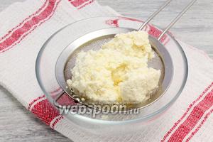 Самый трудоёмкий процесс этой незамысловатой закуски — пропустить творог через сито, чтобы в итоге добиться минимальной зернистости.
