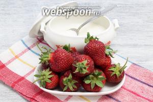 Отбираем мясистую, спелую, без изъянов клубнику, сохраняем черенки, а также отмеряем сахарный песок.