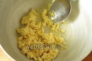 Растапливаем белый шоколад (30 г) на водяной бане, у меня продукт с кокосом, из него легче формировать компоненты. Такой шоколад не плавится, как обычный, только становится пластичным.