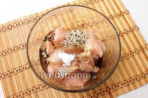 Добавляем к мясу соевый соус, измельчённый чеснок, кунжут, масло растительное, сахар (или мёд), бальзамический уксус, соль и приправу.