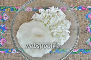 Патиссоны очистить от кожицы, удалить семена и натереть на тёрке для корейской моркови и немного посечь ножом. Можно натереть и на обычной тёрке, но я люблю, чтобы была видна текстура.
