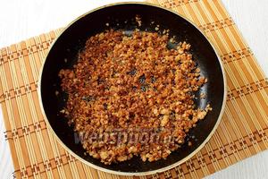 Масло с сахаром и овсяными хлопьями готовим помешивая на среднем огне, пока масса не приобретет карамельный цвет.