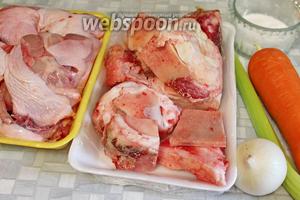 Для приготовления коричневого бульона взять говяжьи кости, куриное мясо с костями, овощи и пряности, соль.
