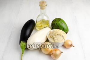 Тем временем приготовим начинку: баклажаны, масло, лук (у меня мелкие головки), авокадо, хумус (я покупала готовый в одном из кафе города), но можно приготовить заранее, воспользовавшись рецептом сайта.