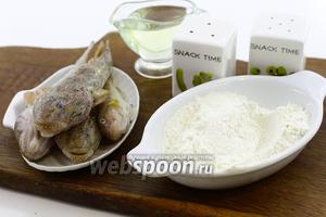 Возьмите такие продукты: бычков свежих, муку пшеничную, масло подсолнечное, соль, перец чёрный молотый.