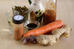 Подготовьте необходимые ингредиенты для приготовления закуски: морскую капусту, сырую морковь, соус чили, чеснок, имбирь, хлопья чили, растительное масло, соевый соус и винный уксус. При желании количество чили можно уменьшить или увеличить по вкусу.