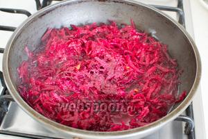 Хорошо разогрейте сковороду с растительным маслом и переложите свёклу. Добавьте 1-2 ст. л. сахара. Также к свёкле добавьте 1 ст. л. уксуса (9%), чуть добавьте воды и потушите до мягкости.
