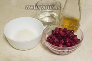 Для приготовления соуса возьмите клюкву (у меня замороженная), сахар, красный винный уксус (у меня белый), воду.