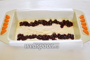 Берём форму для кекса, у меня она размером 23х12 см, выкладываем в неё смазанный лист (только для донышка формы) и выливаем половину теста. Постучим немного о стол, заполняя пустоты, выкладываем варенье 2 дорожками.