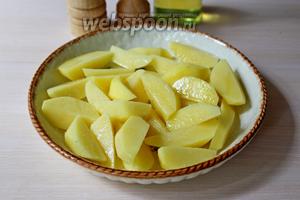 Картофель очистить и нарезать дольками, выложить в форму, полить небольшим количеством масла, присолить и запечь до готовности (180°С), минут 30.