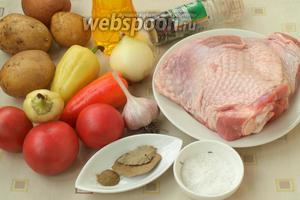 Для приготовления блюда подготовить все необходимые продукты: индейку, картофель, помидоры, болгарский перец, лук, чеснок, соль, перец, подсолнечное масло, лавровый лист и приправа хмели-сунели.