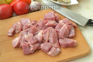 Индюшиное бедро нарезать кусочками 2-3 см. Кость я отрезала, она пригодится для приготовления первого блюда.