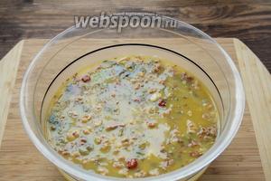 Сухофрукты порезать и смешать в миске с орехами. Добавить сок и всё хорошо перемешать. Оставить на ночь. Лучше поставить смесь настаиваться с вечера на ночь, так сухофрукты лучше разбухнут. Но, если такой возможности нет, то можно и утром это сделать. В этом случае хватит часов 7-8 (может и меньше — смотреть по консистенции).