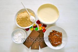 Приготовим продукты: песочная крошка, варёная сгущёнка, шоколад, мягкий сливочный сыр, сахарная пудра, ванильный сахар и для украшения конфеты M&M's, фруктовый мармелад.