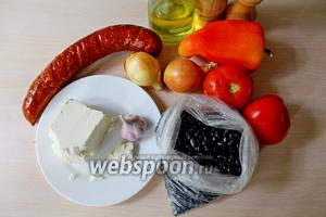Приготовим все ингредиенты, такие как: фасоль чёрная сухая, помидоры свежие, перец сладкий и острый, лук, чеснок, масло оливковое, соль, колбаска, сыр Фета.