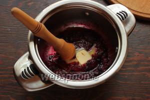 Добавить чернику, сок лимона, сахар по вкусу. Готовить ещё 1-2 минутки, раздавливая некоторые ягодки черники. В конце ввести сливочное масло («затянуть» наш топпинг).