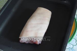 Кладём на противень шкуркой кверху и ставим в предварительно разогретую до 230-250°С духовку, режим Гриль (узкий), на самую верхнюю полку, куда влезет противень. На 10 минут.
