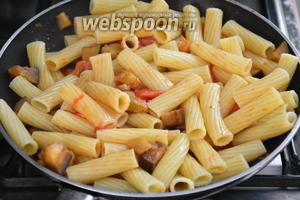 К овощам добавить пасту, хорошо перемешать, посолить и поперчить по вкусу, и прогреть на сильном на огне 3-4 минуты.