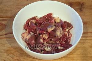 Куриные сердечки вымыть. Удалить все лишнее (плёночки, трубочки, плеву). Каждое сердечко разрезать пополам. Вымыть все, удалив сгустки крови внутри сердечек.
Если используете индюшиные сердечки, следует учитывать, что они крупнее и из просто нужно нарезать на более мелкие кусочки. Делается это для удобства потребления готового плова.