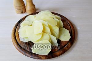 Картофель очистить (4 штуки или 300-500 г) и нарезать на очень тоненькие кружочки, толщиной до 4 мм.