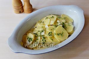 Выложить картофель в смазанную растительным маслом форму (1-2 ст. л.), посолить (1 щепотку по вкусу), поперчить (1 щепотку по вкусу) и присыпать листиками тимьяна (3 веточки).