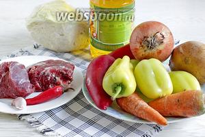 Для приготовления фаршированного перца возьмём все продукты по вышеперечисленному списку: мясо говядины, капусту, морковь, лук, чеснок, масло растительное, картофель, томатную пасту, сахар, соль по вкусу.