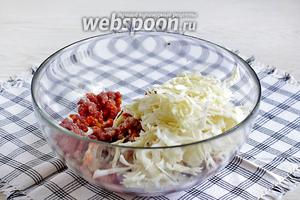 Капусту нашинковать очень тонко и добавить в фарш. Посолить по вкусу, добавить чёрный перец, соль и хорошо вымешать фарш.
