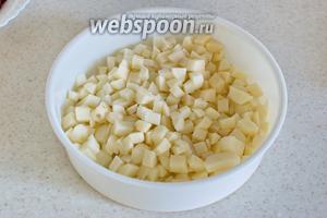 Сырой картофель порежьте кубиками, переложите в чашу для приготовления на пару, и готовьте на пару в мультиварке. Или же просто отварите картофель в мундире и порежьте кубиками.