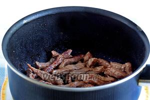 Обжарить мясо в хорошо разогретом масле до лёгкой корочки. Влить 0,5 стакана (или больше) воды и потушить под крышкой на малом огне, до полного выкипания жидкости. Всё зависит от качества мяса, телятина готовится быстрее. Затем посолить.