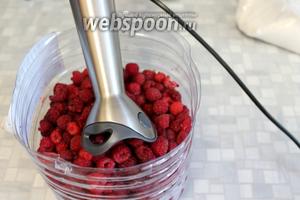 Малину удобно собирать в большую пластиковую бутыль, обрезанную пополам, с продетым в дырочки по краям шнурком и надетой на шею. Чистую перебранную ягоду можно переработать прямо в этой ёмкости, потом её выбросить без хлопот.