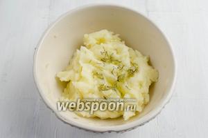Вынуть из кастрюли половину готового картофеля. Пюрировать. Добавить пряное масло и немного бульона (чтобы пюре стало воздушным и нежным). Взбить картофельную массу ещё раз.