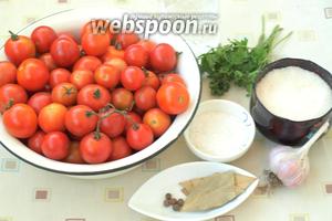 Подготовить все продукты для заготовки: помидоры черри, петрушку, чеснок, душистый перец, лавровый лист, сахар, соль и столовый уксус.