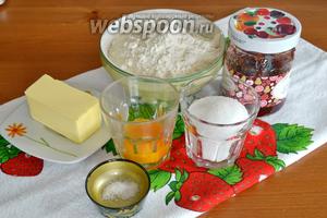 Ингредиенты для приготвления кростаты самые простые: мука, сливочное масло (охлаждённое), сахар, яичные желтки, щепотка соли и джем (ваш любимый).