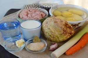 Набор ингредиентов для приготовления запеканки: картофель, корень сельдерея, морковь, лук-порей, куриный фарш (можно индюшиный), молоко и вода для приготвления пюре, лавровый лист, чеснок, панировочные сухари и сметана.