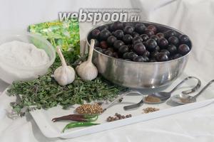 Нам понадобится для приготовления соуса Ткемали из алычи: алыча чёрная, болотная мята, чеснок, майоран сушеный, кориандр, кинза свежая, соль, острый перчик свежий, уцхо сунели, хмели сунели, душистый перец, чёрный перец молотый.