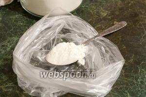 Делаем лёгкую панировку непосредственно перед жаркой форели. Для этого в пищевой пакет насыпаем 1 ложку муки.