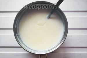 Сварим манную кашу. Вскипятим молоко, всыплем сахар, положим лимонную цедру и тонкой струйкой будем сыпать крупу, постоянно мешая ложкой. Как только каша загустеет — снимаем с огня и остужаем.