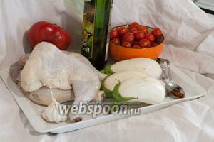 Нам понадобятся куриные окорочка, крупный сладкий красный перец, большая чашка крепких черри, белые баклажаны, сухая аджика, чеснок, оливковое масло и соль.