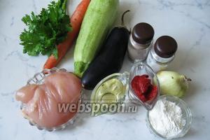 Для приготовления данного блюда потребуется: куриное филе, кабачок, баклажан, лук репчатый, морковь, томатная паста, подсолнечное масло, мука, петрушка, соль и перец чёрный молотый.