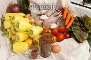 Для приготовления этого фаршированного перца нам понадобится целый «букет» продуктов: сладкий перец небольшого размера, куриное филе, рис красный, ягоды годжи, алый мангольд, 2 вида лука, молодая морковь, яйцо домашнее, соль, сахар и аджика сухая, оливковое масло.