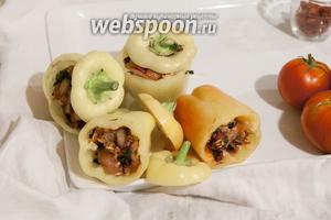 Начиняем перцы полученным фаршем и закрываем их крышечками.