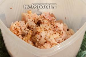 Смешаем курицу с рисом, приправим аджикой, посолим.