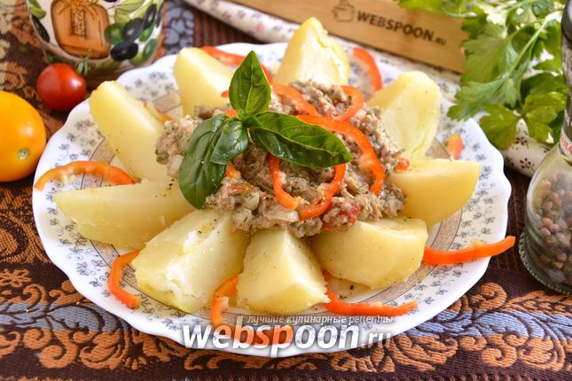 Фото Картофель с соусом из сайры