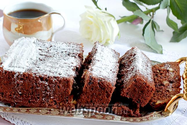 Фото Брауни с грецкими орехами и шоколадными каплями