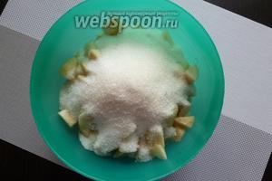 Груши вымоем и почистим от кожицы и семенной коробочки. Нарежем груши кусочками, засыплем сахаром и оставим на 10-12 часов.
