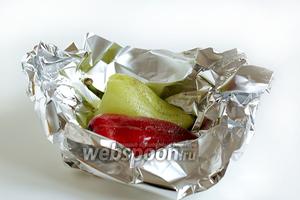 Перец смазать маслом, посолить и поперчить. Честно, не знаю, что это даёт, так как кожица всё равно снимается потом, но сделала так же.:)) Завернуть перец в фольгу и запечь при 220°С минут 25, до его размягчения.