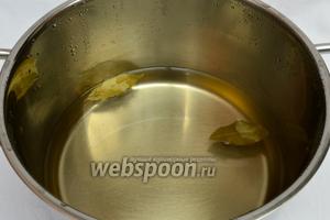 Кипятим маринад из воды, бальзамического уксуса, соли и сахара. Добавляем в него лавровые листики.
