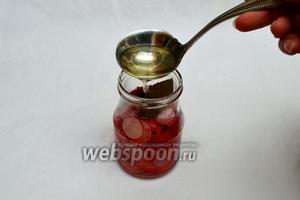 Заливаем кипящим маринадом содержимое каждой баночки и сразу же плотно закрываем их.