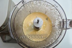 Взбиваем в пену яйца с сахаром, добавив ванильный сахар и соль.