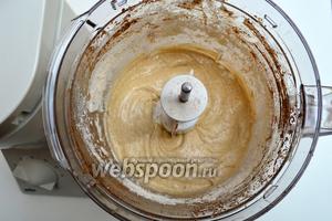 Всыпаем молотый кофе, корицу, просеянную муку и разрыхлитель, и снова взбиваем.